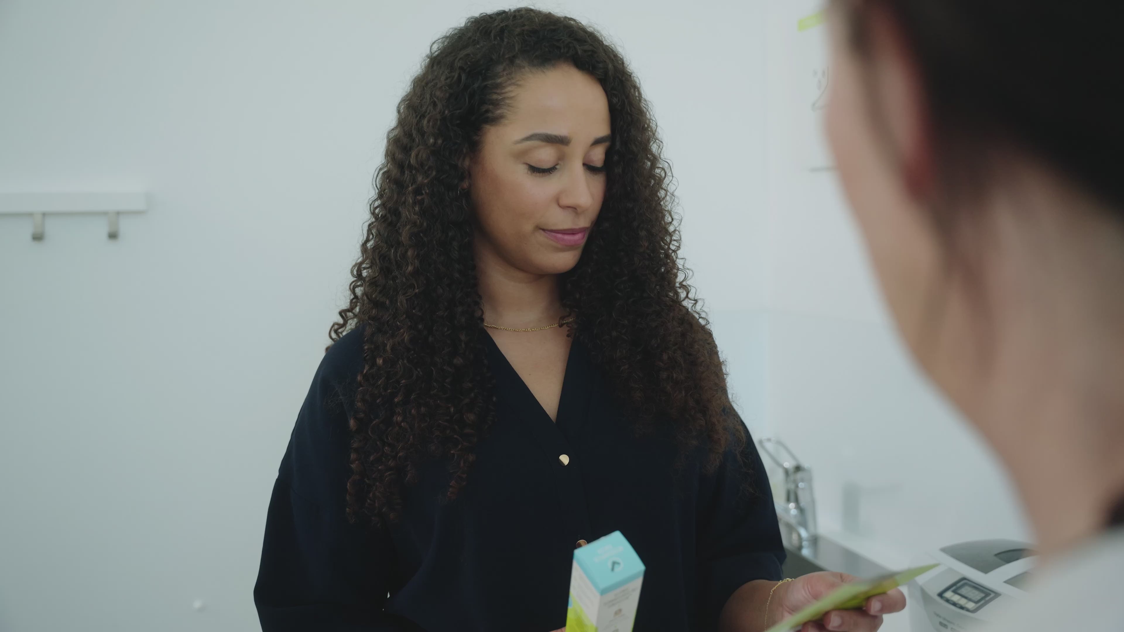 Video laden: Patient getting instructions on how to use FunghiClear to fight toenail fungus. She gets these instructions from a foot care professional. 